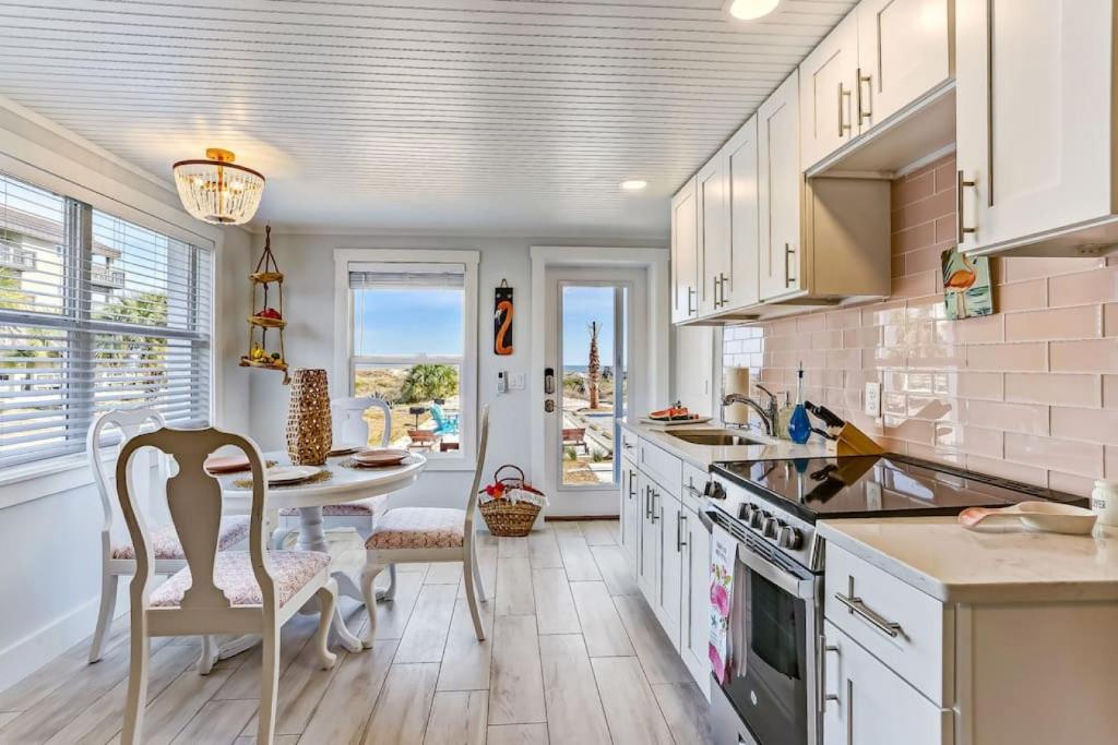 Flamingo Loft - Charming Oceanfront Loft - Multiple Decks - Private Beach Access, Fernandina Beach