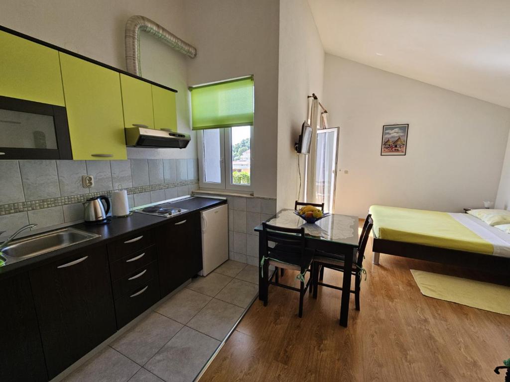 Studio apartment in Duce with sea view, balcony, air conditioning, WiFi 5067-6, Duče
