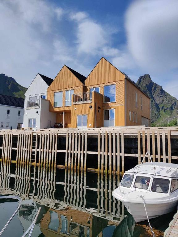 Ny rorbu på kaikanten, Ballstad