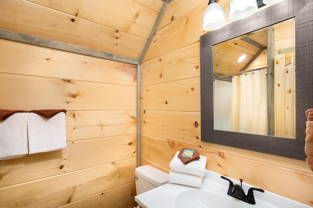 Solitude Studio by Stony Brook Cabins, Gatlinburg