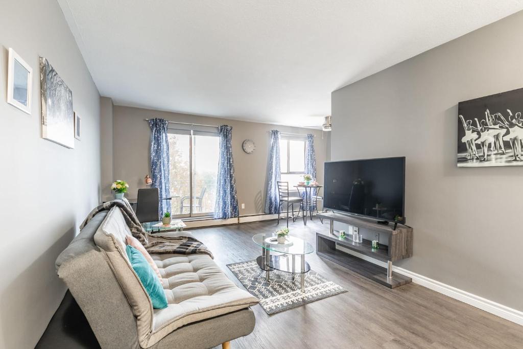 Glenview West Apt with Patio - Near Downtown, Hamilton