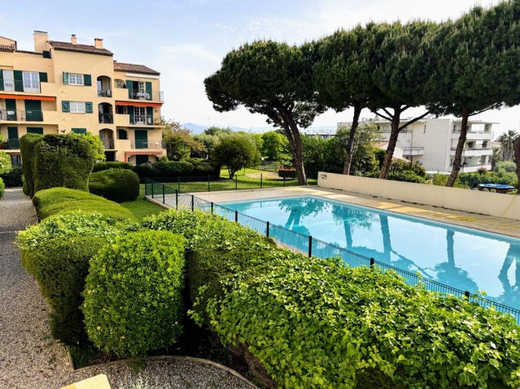 Superb apartment in provenzal residence with pool, Antibes