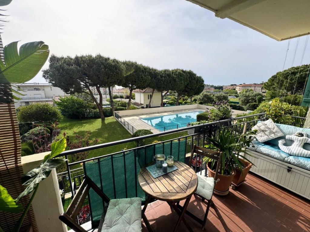 Superb apartment in provenzal residence with pool - 2