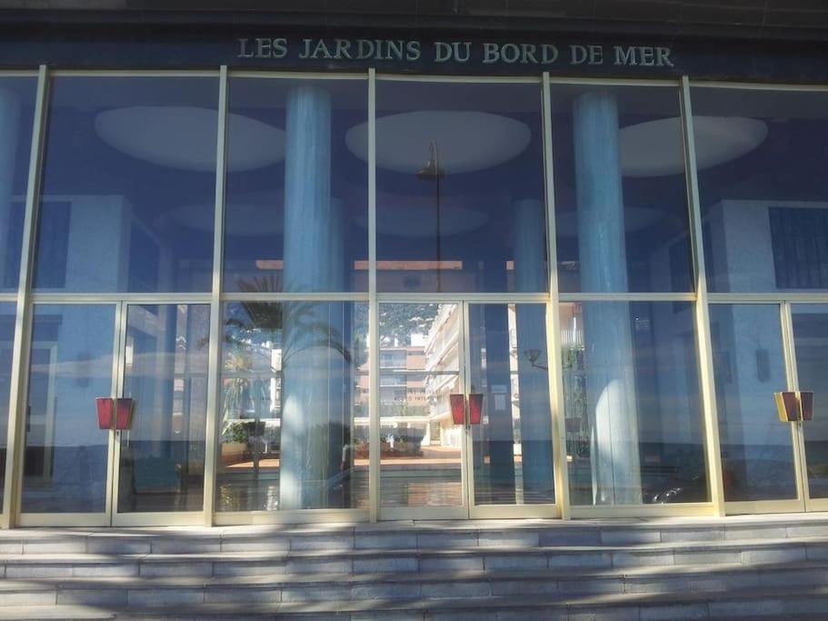 T4 FRONT DE MER ,PISCINE 25 metres ,WIFI,6à8 PERSONNES,parking,GARAGE, Roquebrune-Cap-Martin