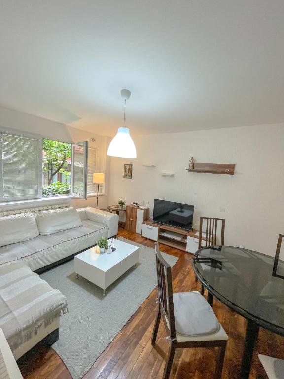 Slavija McD apartment, Bělehrad