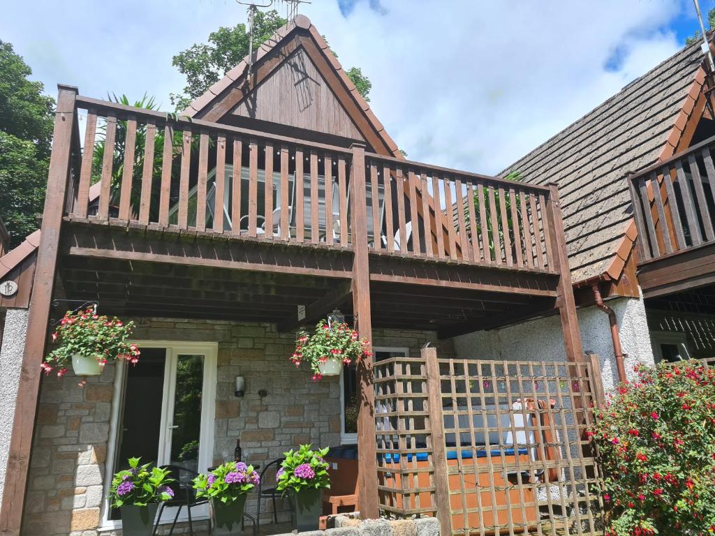 10, Valley View Lodge, A beautiful 3 bedroom lodge with private Hot Tub and use of all onsite leisure facilities including fitness suite, indoor and outdoor pools set in the heart of the Tamar Valley, Gunnislake