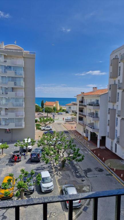 RESIDENCE DU SOLEIL Spacieux T3 traversant face à la mer au port - 2 chambres - Parking - 2