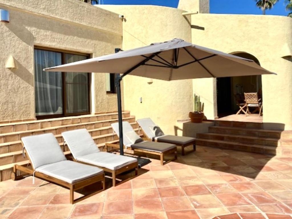 Villa de estilo español con jardín y piscina - 3