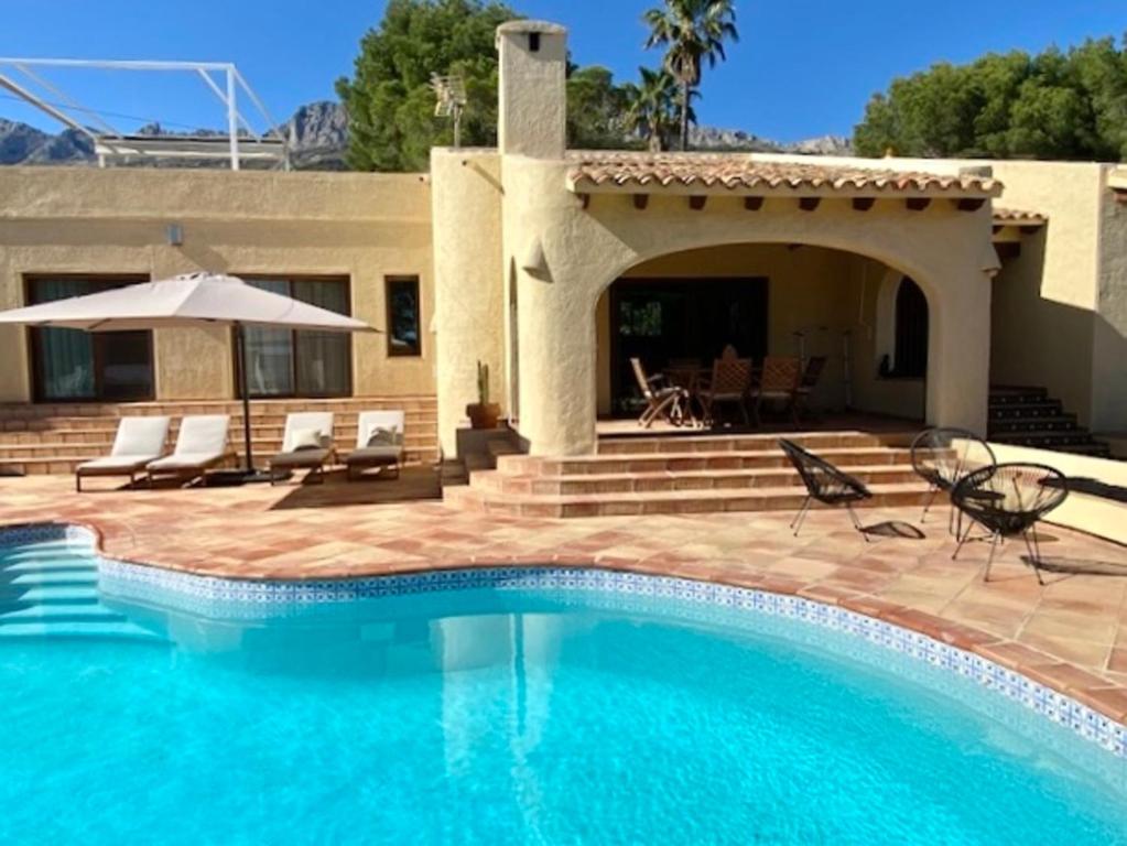 Villa de estilo español con jardín y piscina - 1