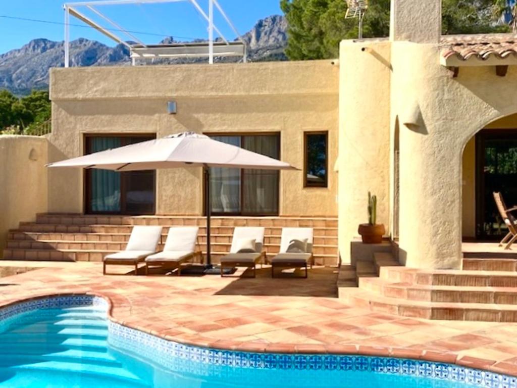Villa de estilo español con jardín y piscina - 2