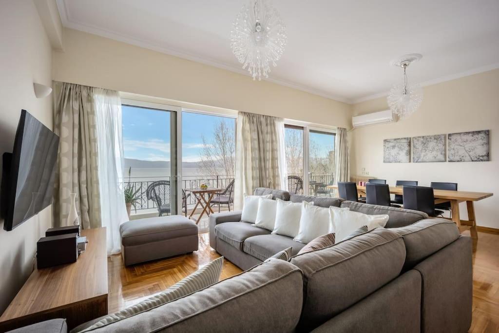 Bright Central Apartment with Splendid sea view!, Chalkis