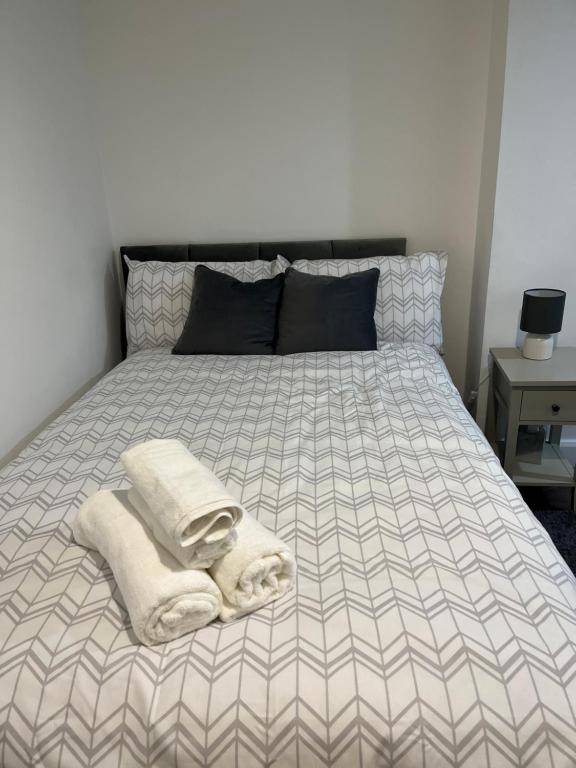 Stylish and Spacious Wi-Fi Smart TV Tea and coffee, Kettering