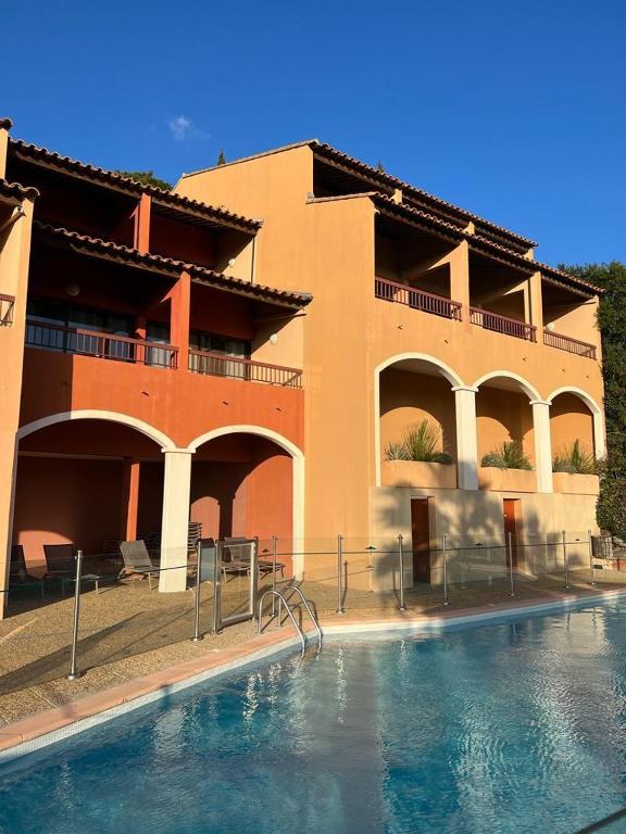 Appartement vue sur mer, piscine, garage privé, Bormes-les-Mimosas