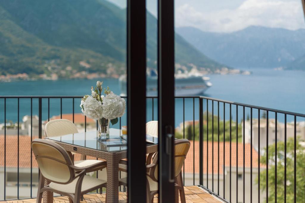 Gorgeous Apartment with Stunning Views - 4