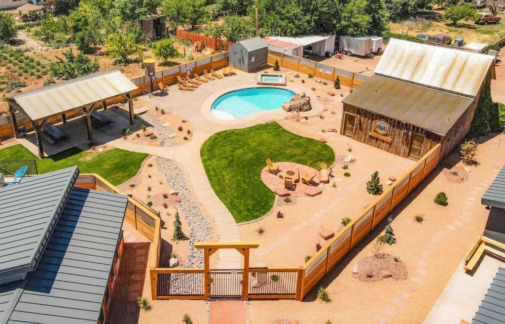 Timber & Tin F 2Bed 2Bath w Pool & Rooftop Deck, Kanab