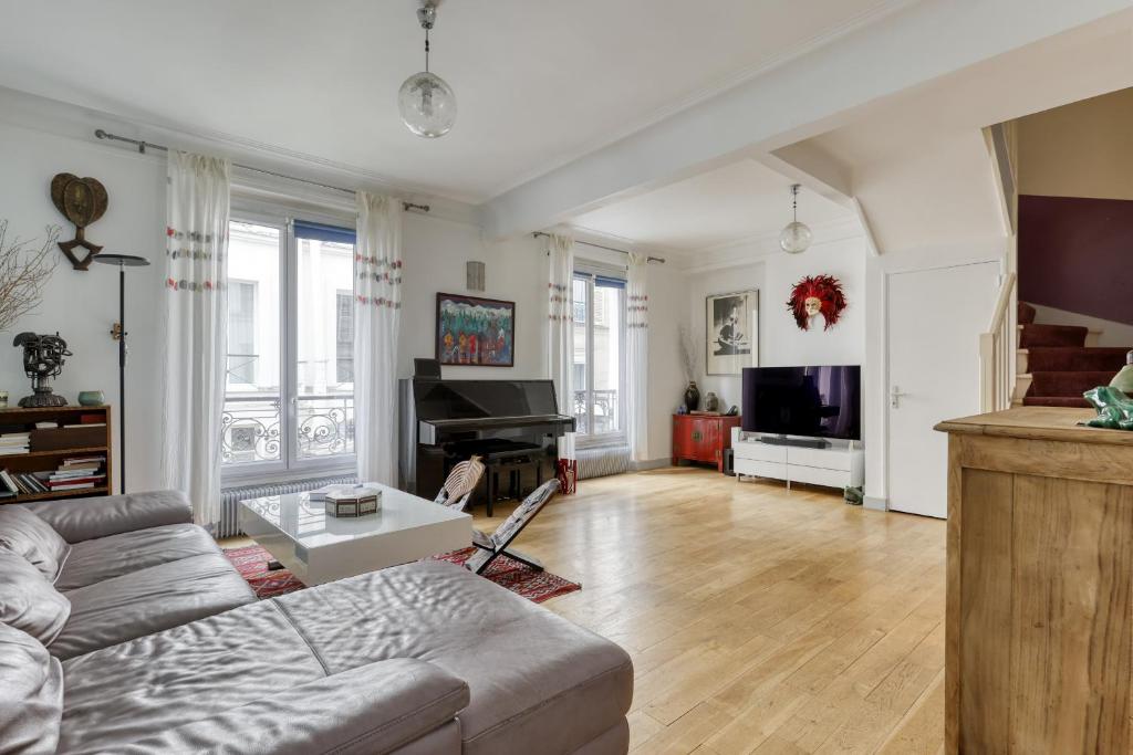 Large Duplex Flat in a Courtyard - Trendy Paris 10 - 1