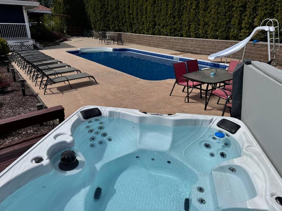 Heated pool, hot tub, 4 AC lake view bedrooms, West Kelowna