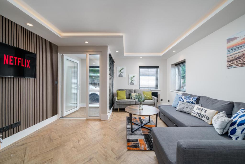 Skyvillion - COZY LARGE 4 & 1 Bed Apartments in London Enfield, Mins to Tube Station, Free Wi-Fi, Cockfosters