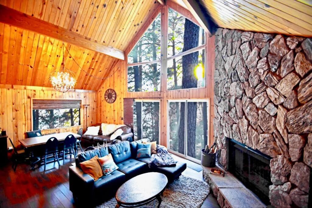 Glimmer Chalet Treetop A-frame cabin lake view, Lake Arrowhead