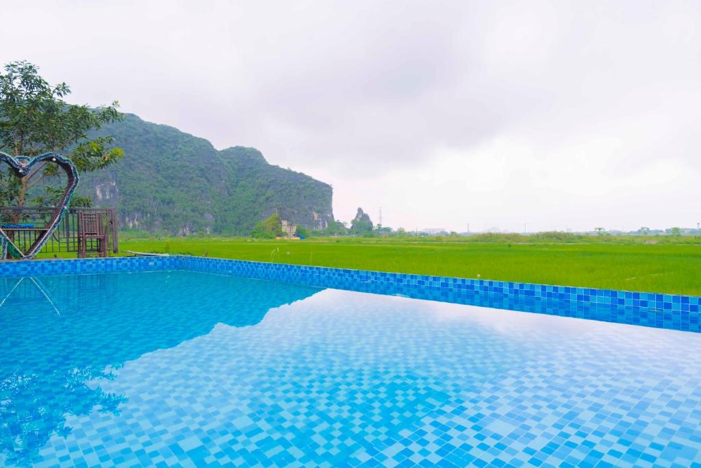 Rose & Rice field Bungalow