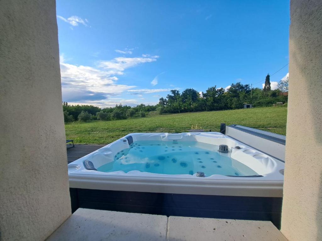 Gîte de charme SPA privatif, Piscine L'oustau di Tonin - 2