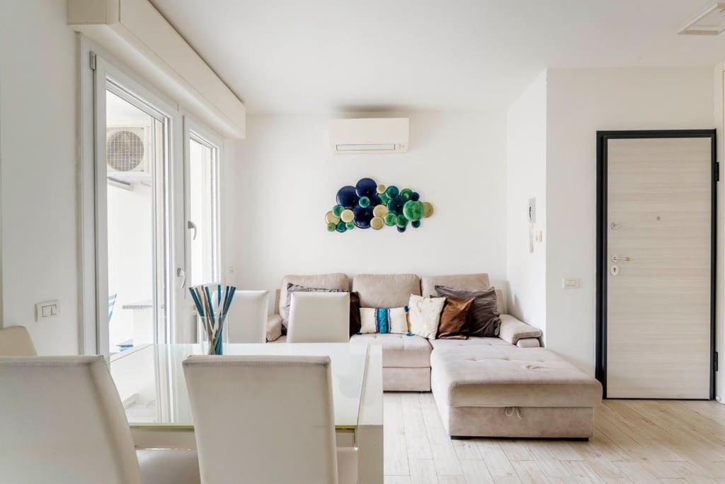 Brand new 3 bedrooms apartment in Navigli area, Milán