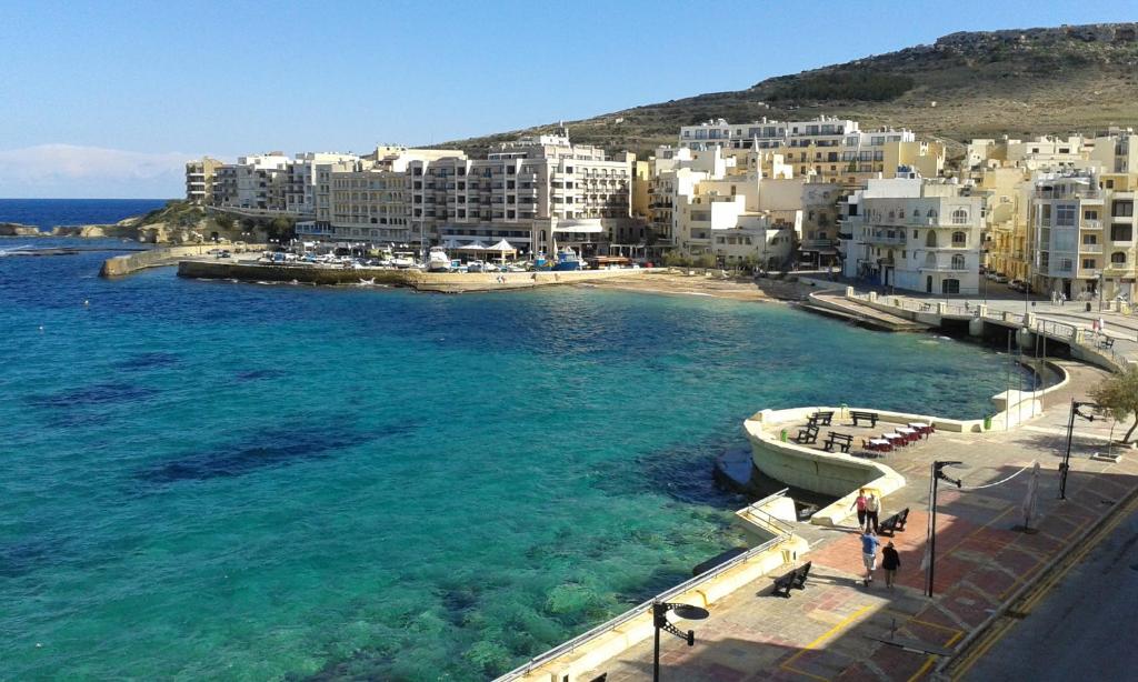 Attard Seafront Apartment 6 in Marsalforn, Żebbuġ