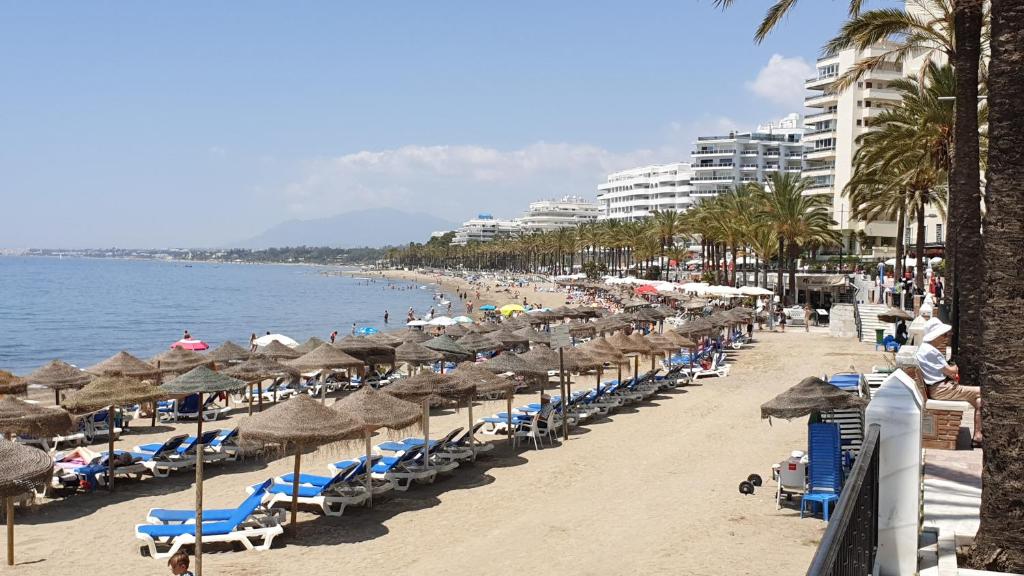 One&lux Marbella House - Bright Beachfront Duplex with Parking, Pool & Gym - 2