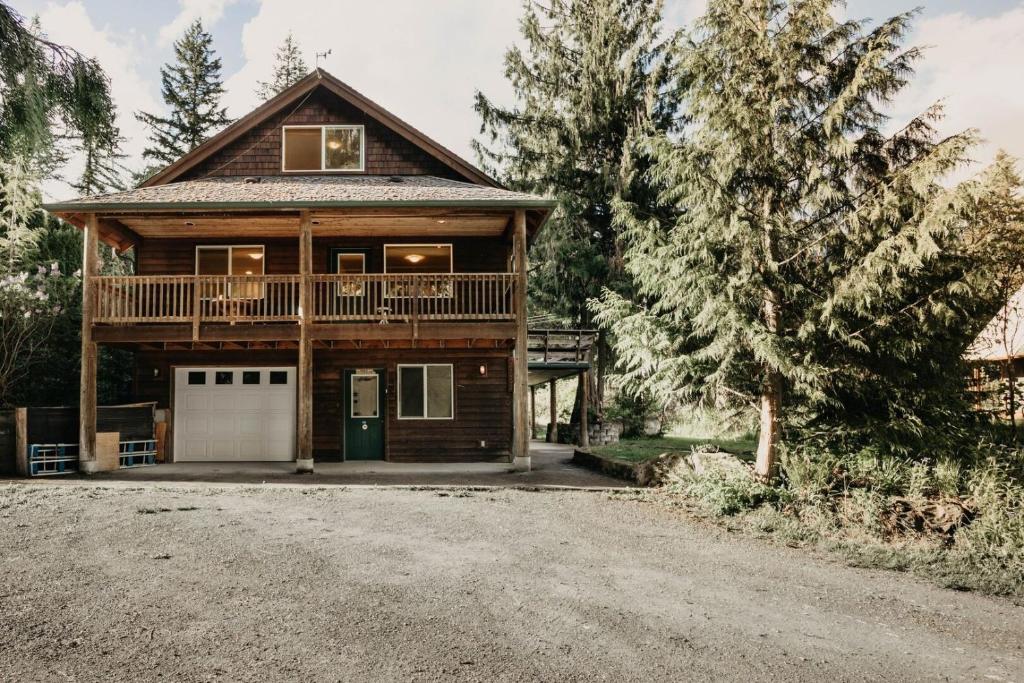 77MBR - Wi-Fi - Fireplace - Pets Ok - BBQ cabin, Glacier