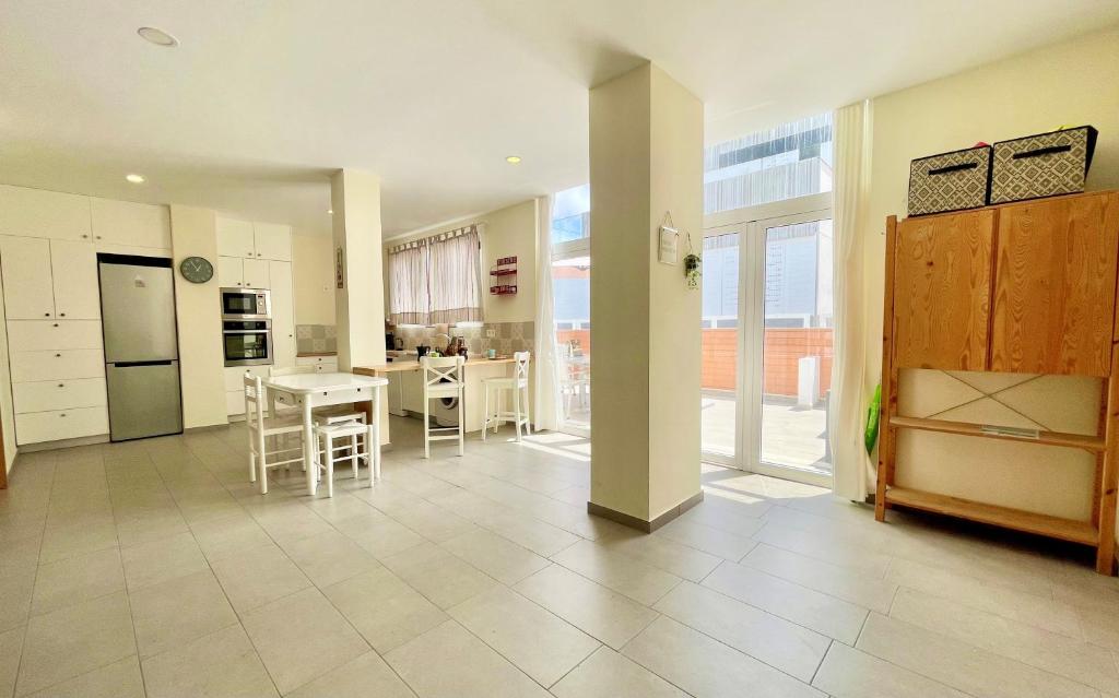 Sunny Terrace Apartment - 4