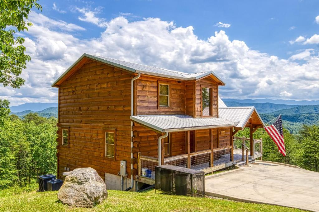 Freedoms View, Game Room & Amazing Views, FREE tickets each paid day, Hot Tub!!!, Sevierville