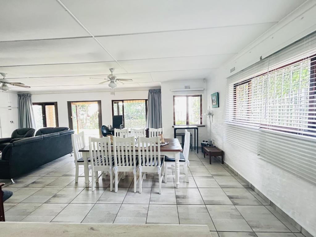 Meet U at the Beach Family Home Umzumbe, Hibberdene