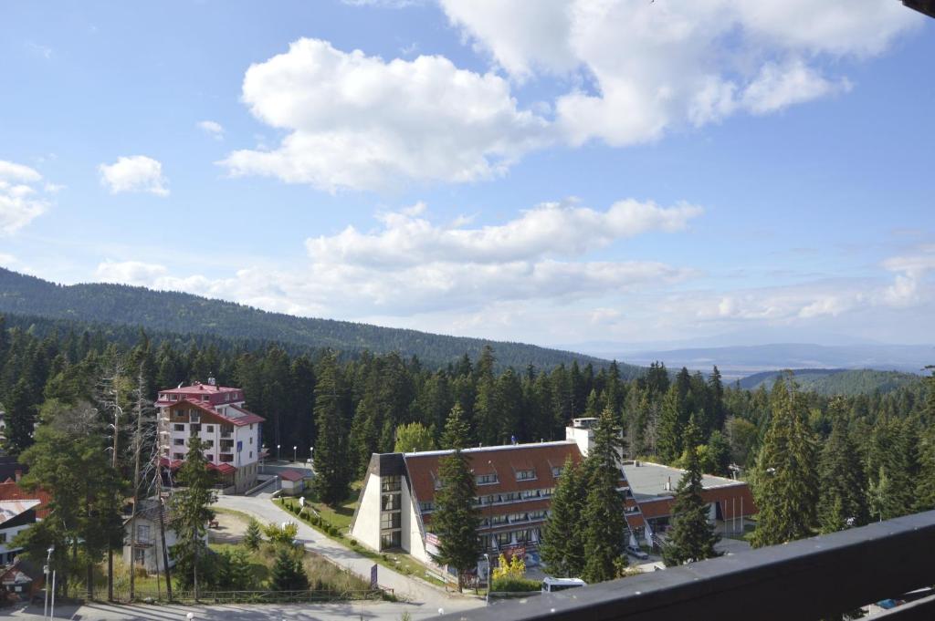 Hotel Samokov — Hotel building in Borovets, Sofia (province)