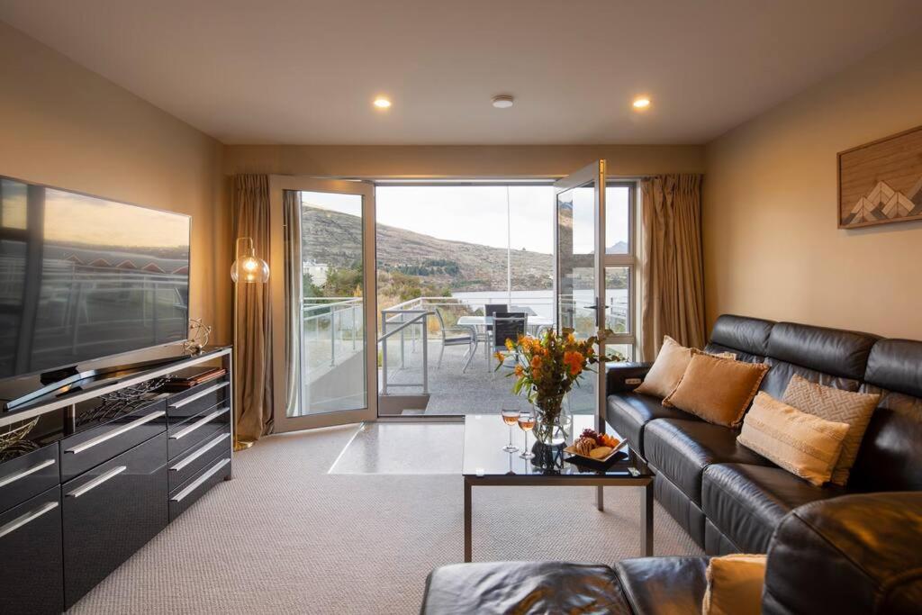 Remarkable Apt- Pet Friendly- Lake Views- Garage, Queenstown