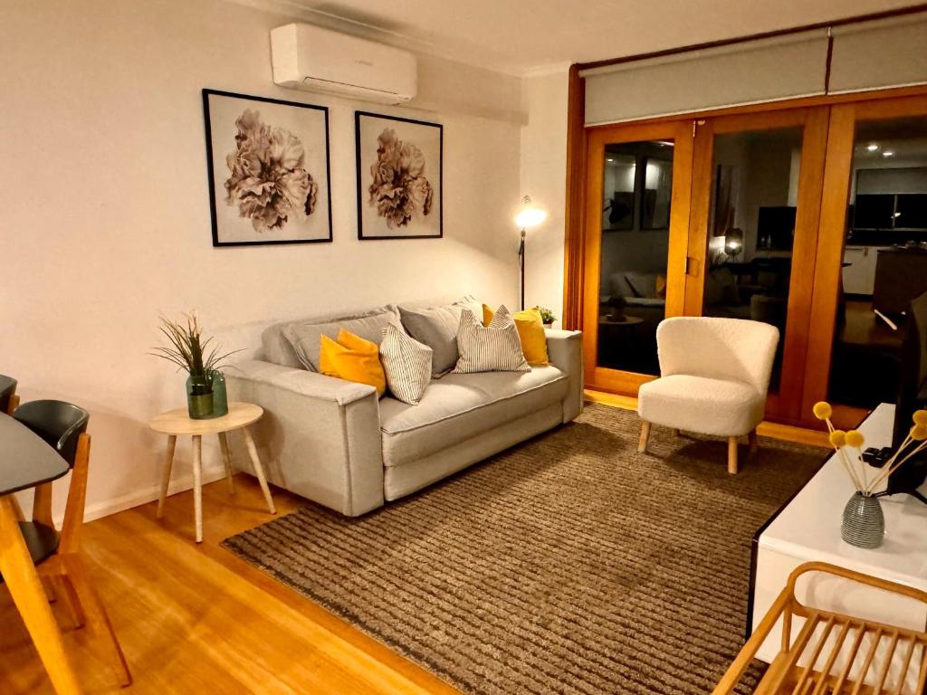2 Bdrm Apt in Annandale with Courtyard & Parking, Sydney