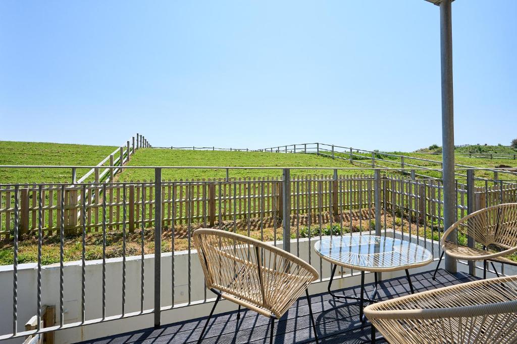 Spacious 1 Bed Apt - Stunning Views & Private Parking - 5 Mins To Beach - Dog Friendly - Close To Ventnor, Shanklin & Sandown - Ideal For Friends, Families & Business Travellers - Sleeps up to 4 Guests - Managed By Greenstay Serviced Accommodation, Bonchurch
