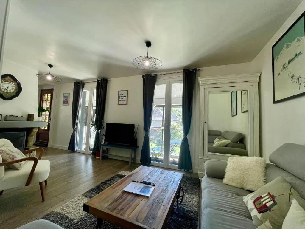 Bel Appartement dans résidence cheminée /Jardin，位于吕兹-圣索沃尔的酒店