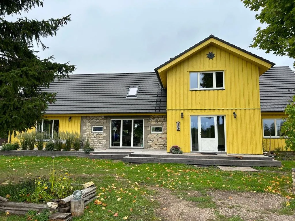 Muhu Kulla Saadu puhkemaja mere ääres, hotel v destinaci Raugi