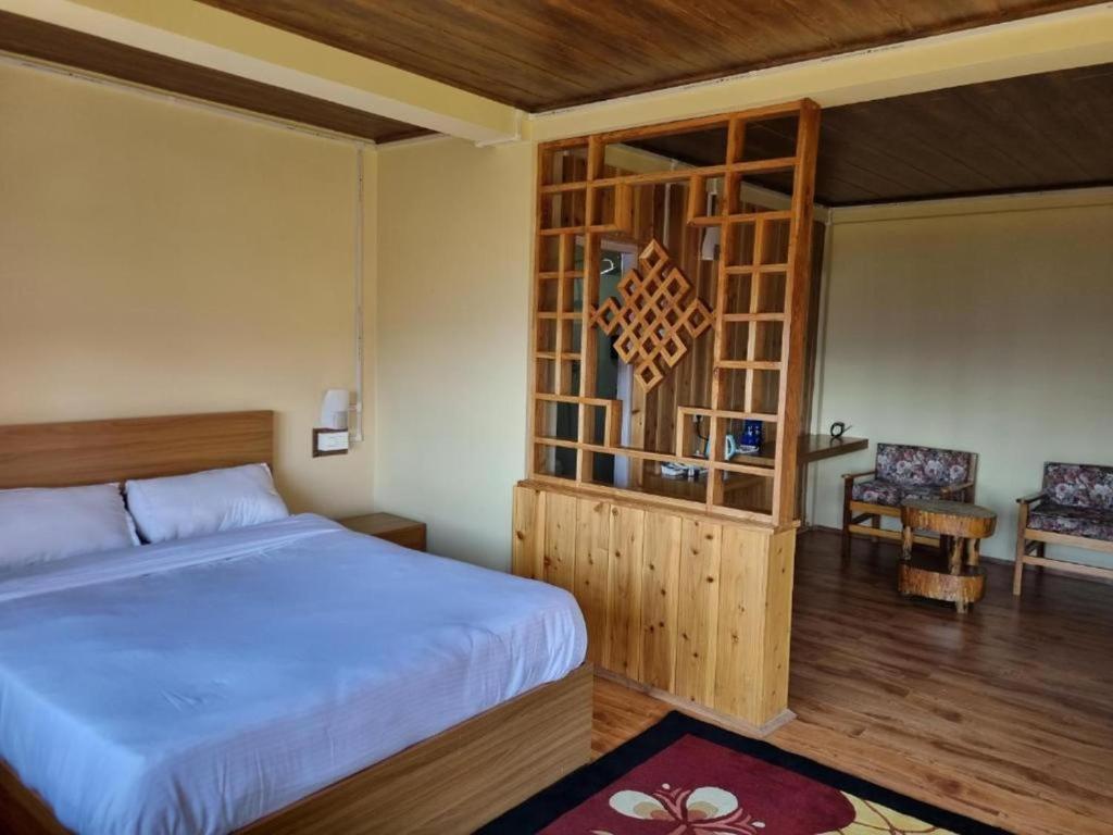 Silk Route Resort Aritar, Rhenok