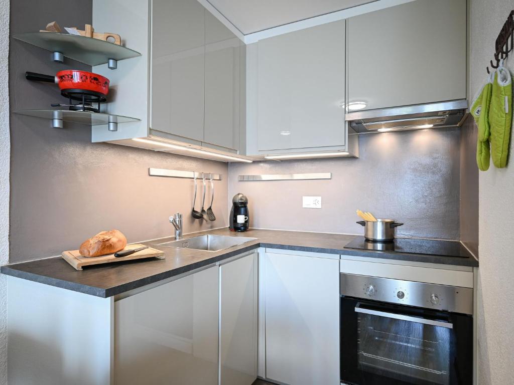 Apartment Eaux-Vives 213 by Interhome - 2