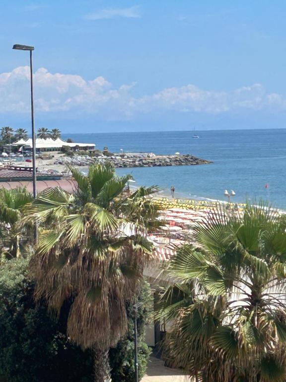 VISTA MARE SAVONA "Posto auto e ombrellone con due sdraio compreso" - 2