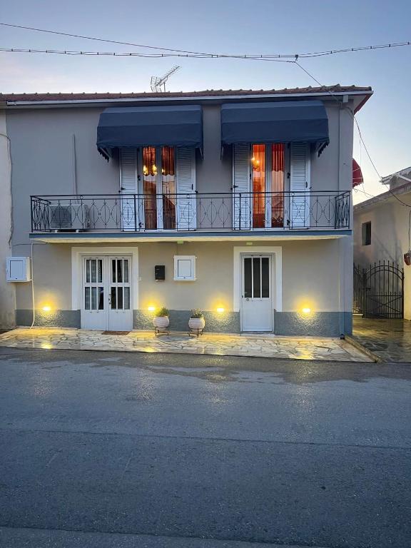 Ellis House, Paralía Akrátas