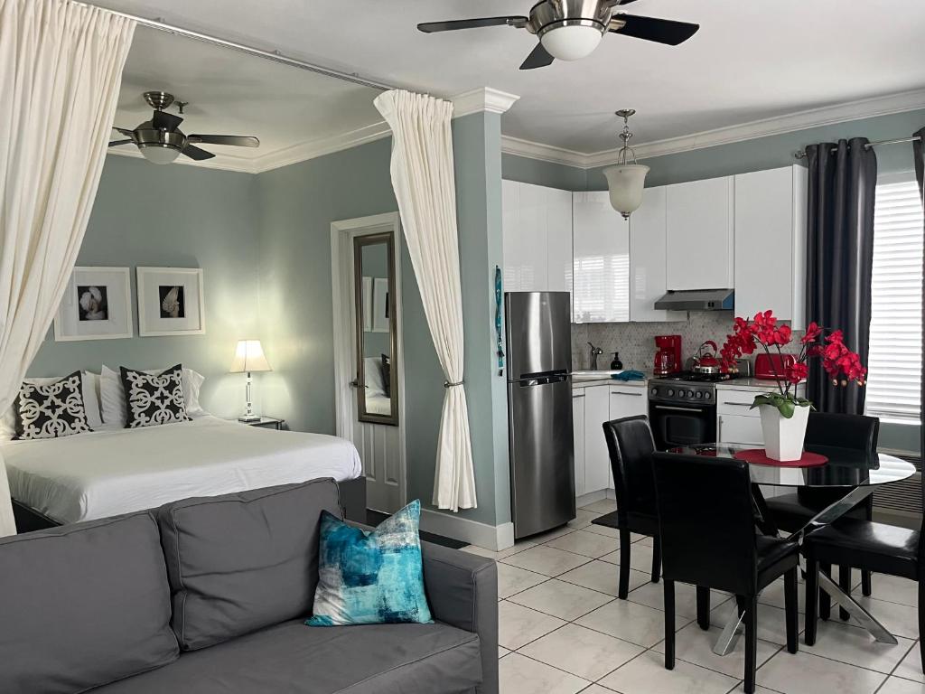 Ocean Breeze Studio With Parking By The Beach, Miami Beach