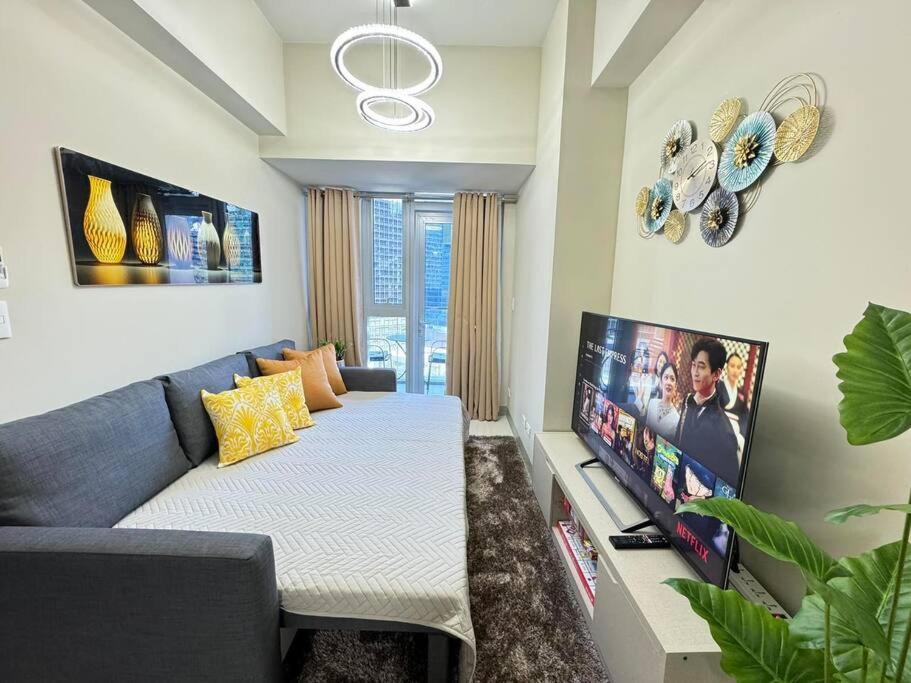Executive Gem beside Malls and Bars at Uptown BGC, Manila