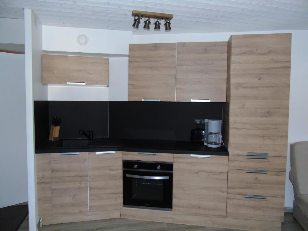 Appartement rénové 2 pièces pour 4 pers, balcon, proche télécabine, commerces, et écoles de ski - FR-1-561-33 - 4