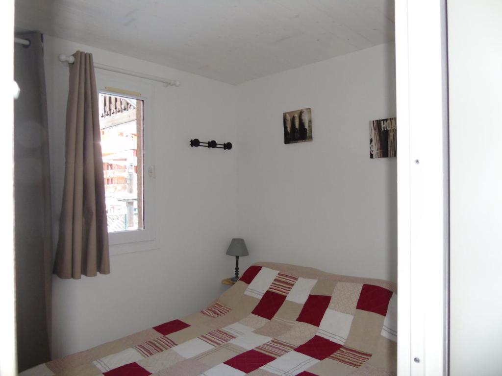 Appartement rénové 2 pièces pour 4 pers, balcon, proche télécabine, commerces, et écoles de ski - FR-1-561-33 - 5