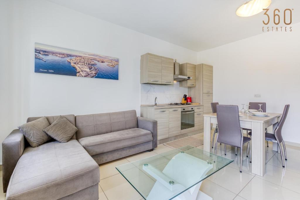 Charming Pietà 2BR Apartment with Private Balcony by 360 Estates, Pietà