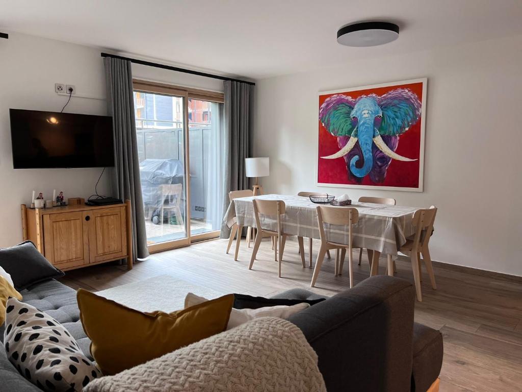 Modern 3 bedroom apartment close to lifts - 1