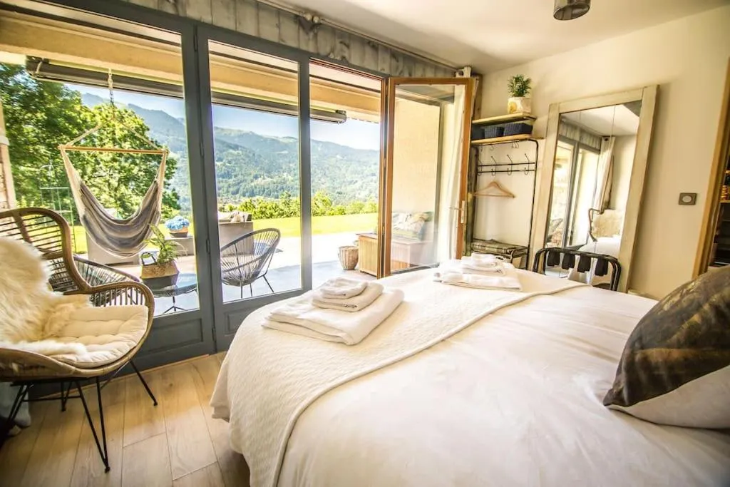 Stylish place-Amazing Views-3 main lifts, Apt design- vue splendide-3 Telecabines, hotel in Samoëns