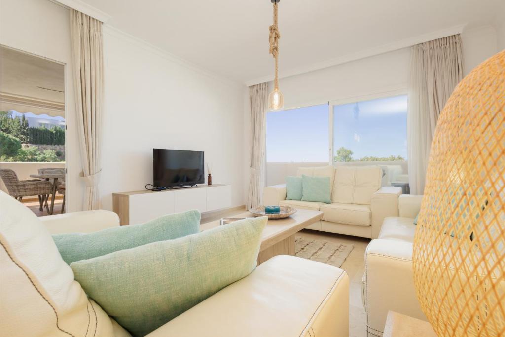 Holiday apartment with private terrace, just 10 minutes by car from Elviria Beach, Marbella - 2